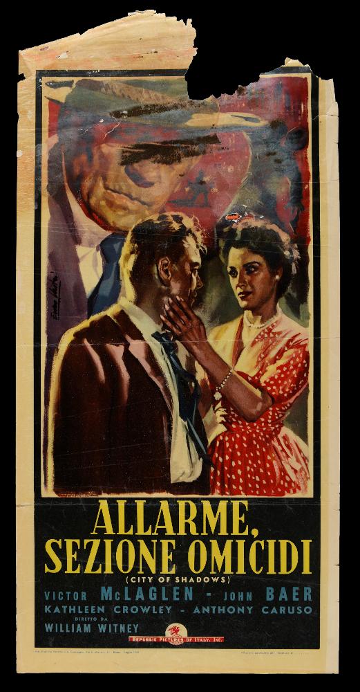 “Allarme, sezione omicidi” (titolo originale “City of Shadows”) è un film poliziesco statunitense del 1955 diretto da William Witney, su sceneggiatura di Houston Branch. Nel cast Victor McLaglen, John Baer, Kathleen Crowley, Anthony Caruso.
La locandina cinematografica è opera del celebre pittore di cinema Enzo Nistri, romano classe 1923. Enzo firmò numerosissimi manifesti, realizzati sia per commedie sia per film drammatici, col suo stile raffinato ed elegante. Il suo tratto è decisamente pittorico, predilige colori netti e contrastati, sfrutta giochi di luci e ombre che accentuano il suo gusto per la resa dei volumi. Singolari le sue doti ritrattistiche che ritroviamo nei volti dei protagonisti: dipinti con grande maestria, trasmettono una forte carica emotiva.
La loc...