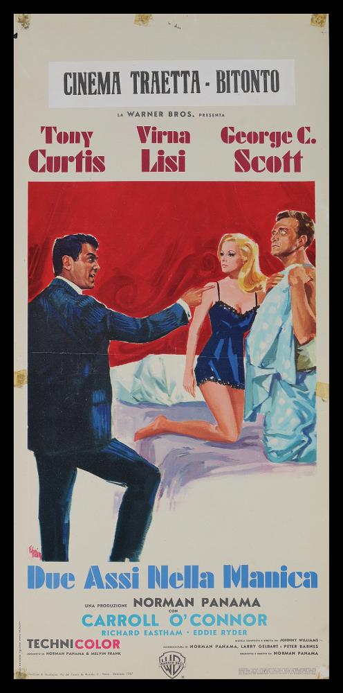 L'immagine riproduce uno dei manifesti conservati presso la Mediateca Regionale Pugliese (vedi Note). Si tratta della locandina del film americano "Due assi nella manica", la cui illustrazione è a firma di Ercole Brini. Delicata come tutte le composizioni pittoriche che contraddistinguono le sue opere, l'illustrazione studiata per il film è colorata con toni netti a distinguere bene le figure, su un fondo rosso movimentato da pennellate a volute, dinamico ed elegante. Brini prediligeva l'uso degli acquerelli, tecnica che gli permetteva di creare racconti in cui le figure si fondono quasi una nell'altra, in atmosfere impalpabili e ricche di fascino. Pochi elementi e pennellate vibranti rendono l'ironia e l'atmosfera giocosa di questa commedia sentimentale. "Le composizio...