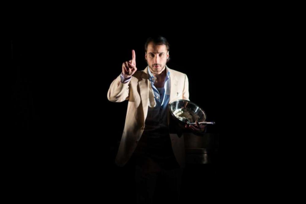 L'immagine in oggetto, fotografia digitale ad opera di Claudia Gori, cattura un momento dello spettacolo “Codice Nero”, una delle produzioni 2015-2016, messe in scena dalla compagnia teatrale Koreja di Lecce. Lo spettacolo, scritto e interpretato dal siciliano Riccardo Lanzarone, racconta in un lungo flashback, la storia di Salvatore Geraci, un uomo qualunque, un ex artificiere siciliano. L'ambientazione, un ospedale, è signifitcativa, infatti il “codice nero” allude al codice assegnato al pronto soccorso ai deceduti. L'opera vuole essere una denuncia, senza retorica, di una realtà del nostro paese: le prestazioni sanitarie differenti a seconda del censo. Un caso di malasanità in scena: lunghe attese nei corridoi, dottoroni dal super ego che umiliano i pazienti. E propr...