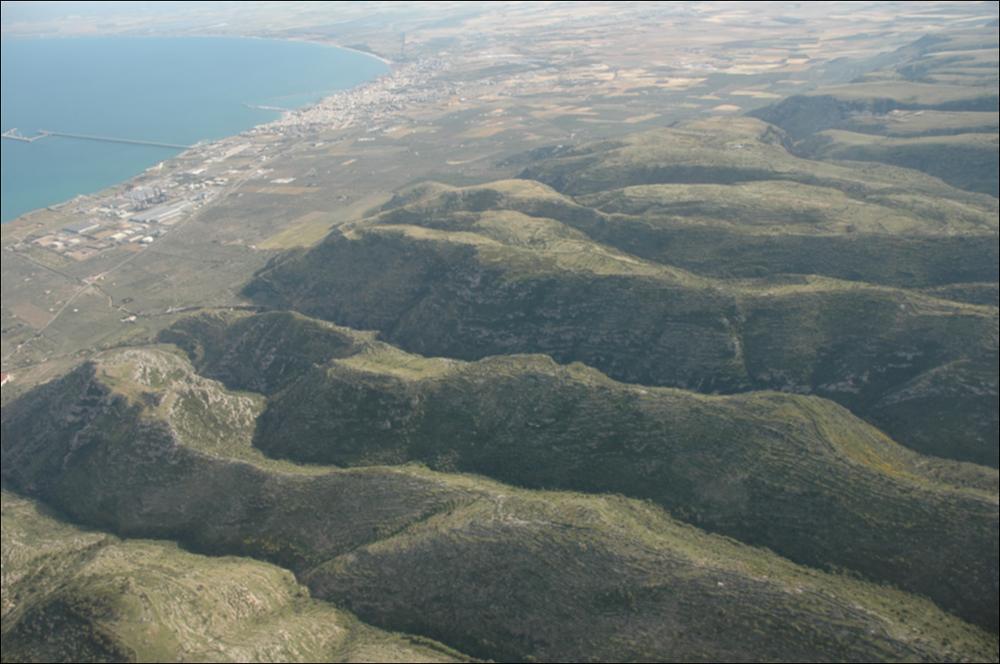Il comune di Manfredonia, rientra nell'ambito paesaggistico del Gargano, caratterizzato dall'altopiano calcareo e dai suoi orli terrazzati. La costa è caratterizzata da una serie continua di punti e promontori con ripe frastagliate e scoscese che si alternano a baie, per lo più in lingue sabbiose strette, spesso limitate a monte da falesie ripide ed elevate, che si ergono a strapiombo sulle insenature variamente estese e rientranti. Procedendo verso sud-ovest, nei tratti successivi a Mattinata da frastagliata la costa diviene pressochè rettilinea nei pressi di Manfredonia. Il paesaggio divieni qui aperto e pianeggiante, si presenta come una estesa fascia di oliveti e mandorleti nel pendio ai piedi del versante, inframezzato da steppe, pascoli e seminativi, in cui si dis...