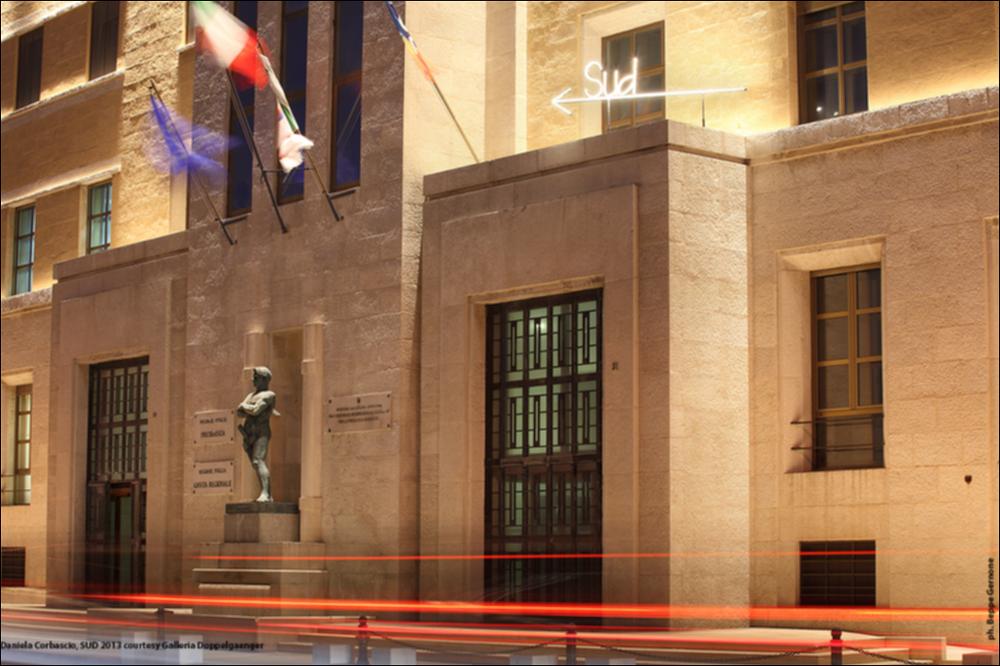 La fotografia in oggetto, scattata dal fotografo Beppe Gernone, immortala l'opera "Sud" dell'artista barese Daniela Corbascio, qui installata sul Palazzo della Regione Puglia, a Bari. Nella "scheda dettagliata", una recensione del giornalista e critico d'arte Pietro Marino....