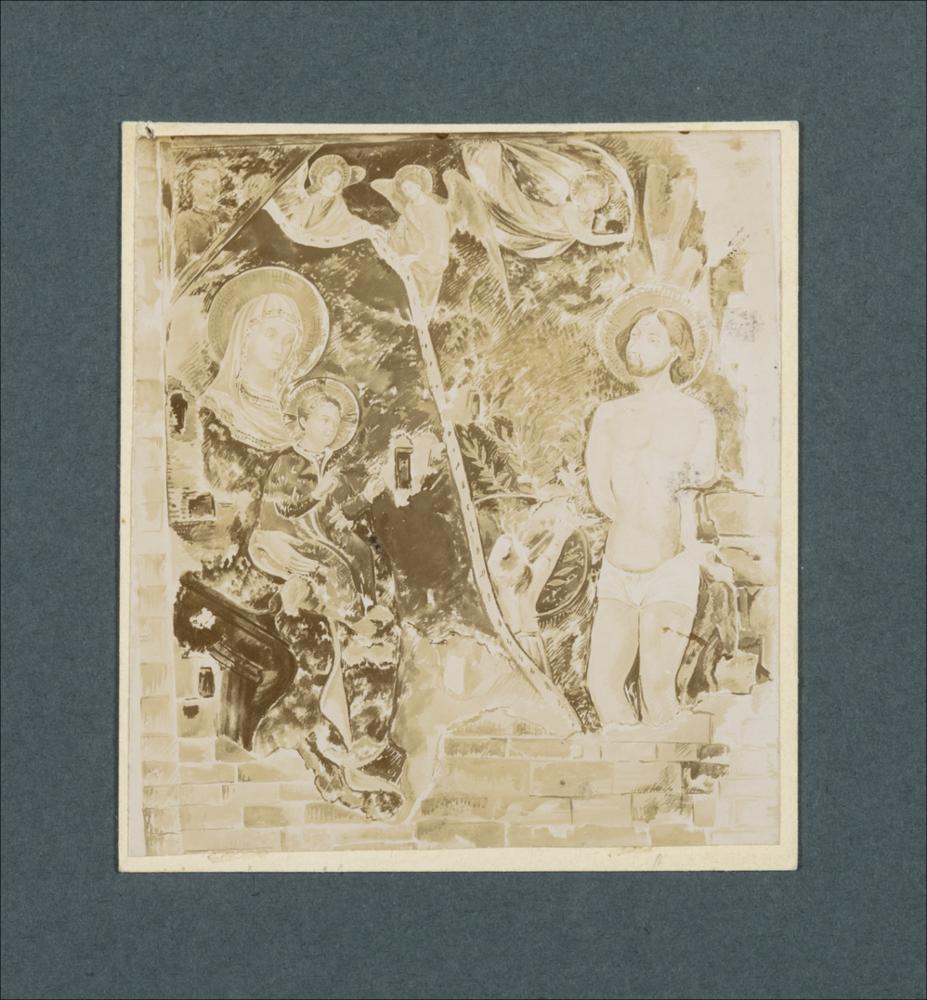<div class="ql-editor"><div><span>Documentazione fotografica della "Madonna con Bambino e Martirio di San Sebastiano" (XV secolo), presso la Cattedrale di Ruvo di Puglia, sulla parete destra dell’area presbiterale.</span></div><div>La raccolta fotografica di Giuseppe Ceci (1863-1938), studioso delle arti figurative dell’Italia meridionale e tra i promotori delle Società di Storia Patria di Napoli e della Puglia, si inserisce nel vivace clima culturale dell’Italia postunitaria, caratterizzato dal progressivo consolidarsi di una «coscienza nazionale» alimentata anche dal confronto e dal dialogo con le realtà storiche e culturali locali.</div><div>Oggi la Biblioteca Comunale di Andria conserva oltre settecento fotografie dedica...