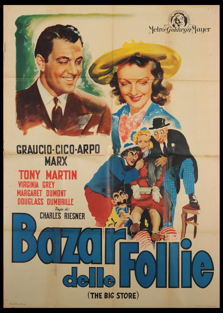 L'immagine riproduce uno dei manifesti conservati presso la Mediateca Regionale Pugliese (vedi Note). Si tratta del manifesto del film "Bazar delle follie", la cui illustrazione è a firma di Maro, nome d'arte di Mauro Otello Innocenti. Ligure di origine, Maro si trasferisce a Roma per intraprendere la carriera di pittore di cinema come molti, tra cui il collega Silvano Campeggi (Nano), conosciuto a Firenze. Negli anni '60 realizza opere grafiche per celebri film italiani come La ciociara, Rocco e i suoi fratelli, Il sorpasso, Estate violenta. Contraddistinguono i suoi lavori tocchi di colore veloci e dinamici per le figure, ma ancor di più il senso grafico, il lettering (spesso realizzato da lui personalmente) che diventano parte integrante dei manifesti. Per il film am...