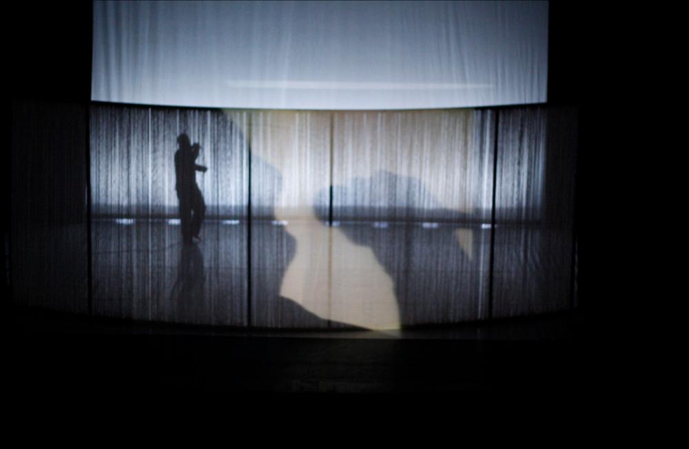 L'immagine fa parte di “Primavera dei Diritti", collezione digitale che raccoglie foto e video dell'omonima manifestazione promossa dalla Regione Puglia - Assessorato al Mediterraneo e realizzata dal Teatro Pubblico Pugliese tra il 18 al 28 febbraio 2010 a Bari. La fotografia immortala il ballerino di origine palestinese Tarek Halaby durante la performance da lui ideata “Finally, I am no one”, messa in scena sul palcoscenico del Teatro Kursaal il 21 febbraio. L'esibizione rappresenta un tentativo di comprendere il proprio orientamento socio-politico, prendendo una posizione sul tema complesso della lotta Israelo-Palestinese, attraverso una ricerca artistica sull'identità personale in relazione al conflitto. Lo spettacolo di danza, del quale Halaby è assoluto protagonist...