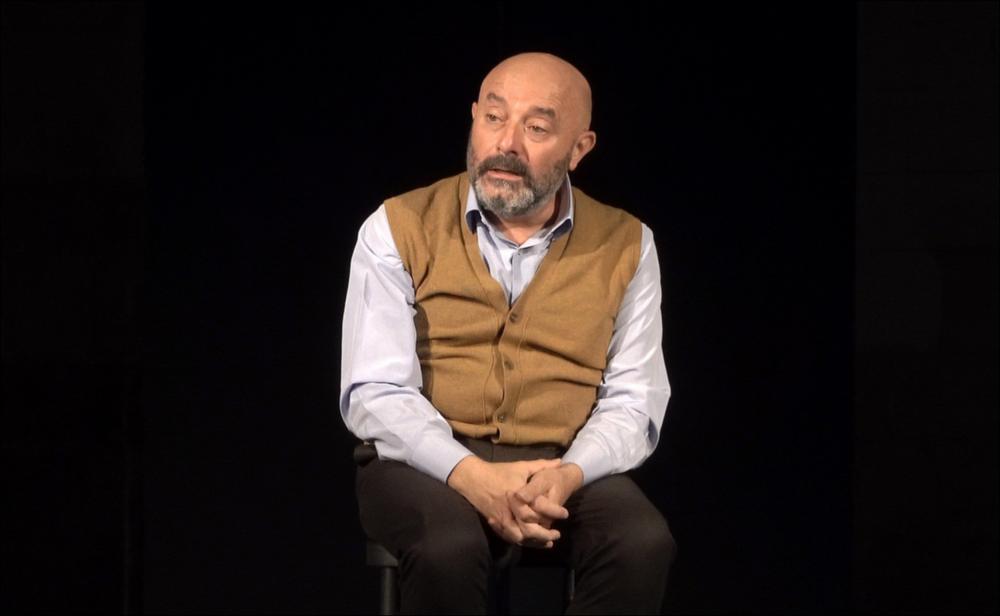 In questo scatto è ritratto Paolo Panaro, artista principale stabile della compagnia Diaghilev, interprete, regista e drammaturgo dell’opera “La zia d’America” di Leonardo Sciascia. Lo spettacolo teatrale narra, attraverso gli occhi di un’adolescente, le vicende di un paese della Sicilia, dalla caduta del fascismo ai primi anni del secondo dopoguerra. Il giovane protagonista racconta delle speranze e dei timori che egli e i suoi concittadini vivono nell’attesa dell’arrivo delle truppe alleate. 
Questo spettacolo fa parte della rassegna “Teatro Studio 2021” ed in programmazione dal 17 al 19 novembre 2021.
...