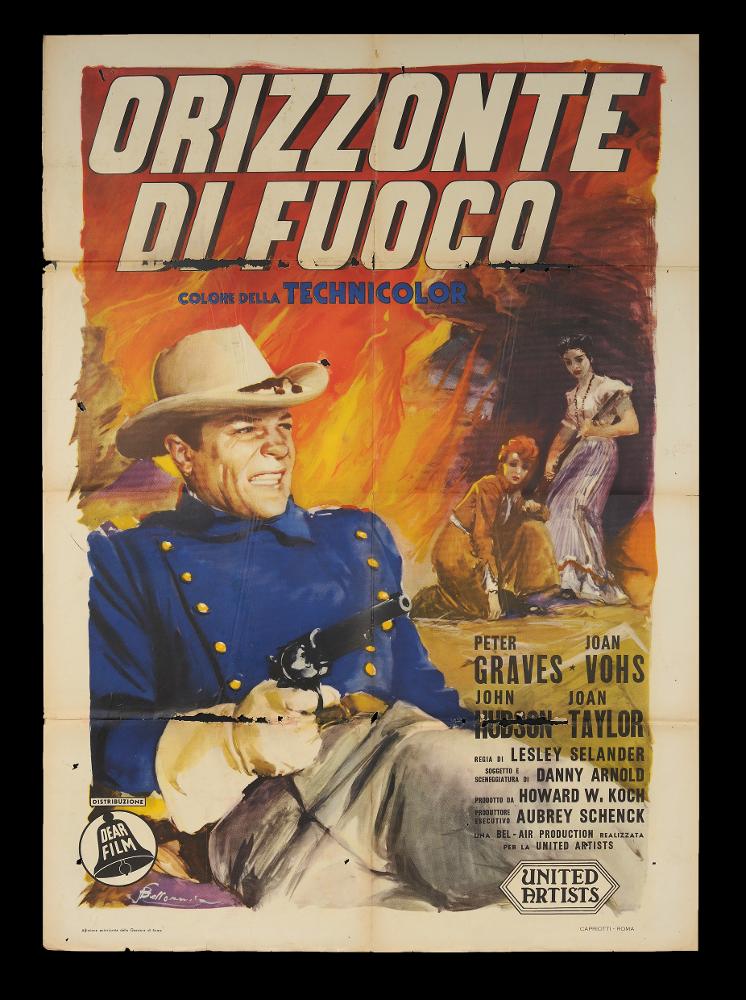 L'immagine riproduce uno dei manifesti conservati presso la Mediateca Regionale Pugliese (vedi Note). Si tratta di uno dei manifesti per il film "Orizzonte di fuoco", a firma dell’illustratore siracusano Saro Bellomia, come leggiamo sul lato destro della composizione (SBellomia). Attivo tra gli anni Quaranta e Cinquanta del Novecento, iniziò la carriera come illustratore di libri e giornali per ragazzi di editori romani, come ad esempio “Il Balilla”. Il suo stile si mostra piuttosto tradizionale, ordinata ed elegante l'impostazione scelta dal pittore per questa composizione, in cui emerge la figura del tenente in primo piano interpretato da Peter Graves. La pittura morbida, le sfumature di colori caldi, lo sfondo con la rappresentazione del fuoco vivo delineano chiarame...