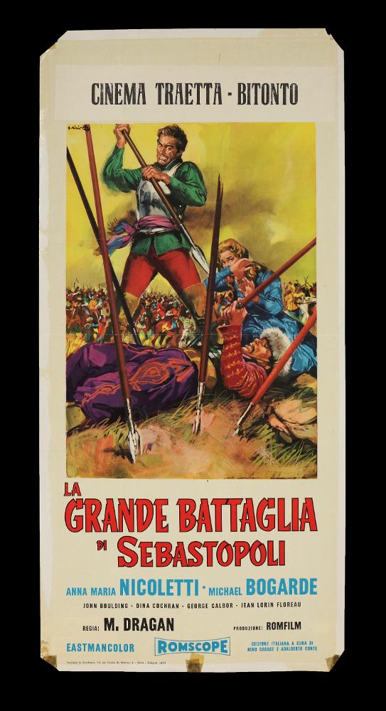 L'immagine riproduce uno dei manifesti conservati presso la Mediateca Regionale Pugliese (vedi Note). Si tratta della versione grafica della locandina del film storico "La grande battaglia di Sebastopoli", a firma di Averardo Ciriello, di cui si conserva anche il manifesto. Pittore dal linguaggio elaborato e dallo stile pittorico colto e maturo, sia nel ritratto che nelle scene narrative, Ciriello seppe caratterizzare le sue opere con l'uso di sfumature volumetriche, tocchi di colore morbidi "emotivi", che denotano una comunicazione visiva chiara e coinvolgente. Si ricorda come tra i più importanti disegnatori per manifesti del cinema italiano. Iniziò a lavorare come pubblicitario presso l’agenzia 'Non plus ultra' a Milano e poi presso la 'Ima', la più grande agenzia di...