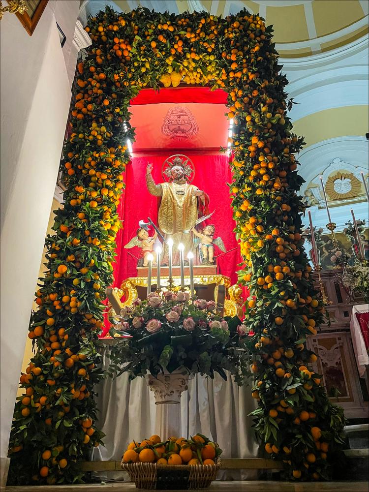 <div class="ql-editor"><div>Lo scatto fotografico immortala il maestoso trono di San Valentino decorato con arance e rami d’alloro in occasione della Festa Patronale di Vico del Gargano (FG).</div><div>La Festa di San Valentino, che si celebra ogni 14 febbraio a Vico del Gargano, annoverato tra i “Borghi più belli d’Italia”, rappresenta uno degli appuntamenti religiosi e culturali più significativi della provincia di Foggia. San Valentino è venerato come Patrono del paese, degli innamorati e degli agrumeti, simbolo identitario ed economico del territorio.</div><div>La statua del Santo, collocata sul suo trono, viene ornata con circa tre quintali di agrumi e portata in solenne processione lungo le vie del borgo, addobbate anch’...