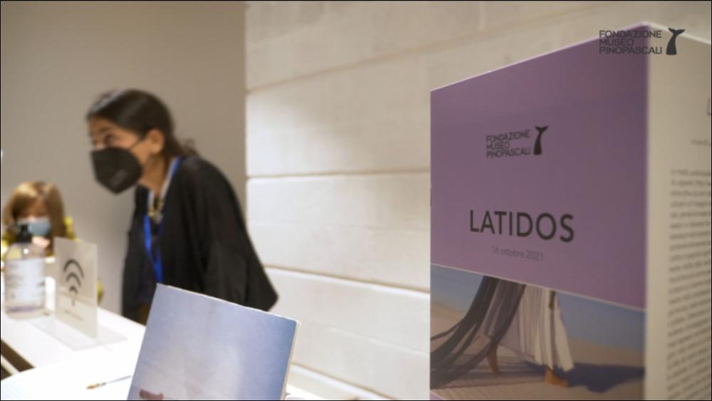 Nel breve video, Maria Rossi (curatrice) presenta la mostra audiovisuale LATIDOS promossa da "La macchina sognante", rivista online attiva nella promozione di iniziative letterarie, culturali e di impegno sociale in ambito italiano e internazionale, allestita nella project room della Fondazione Pino Pascali dal 16 ottobre al 12 dicembre 2021.
La mostra, dedicata alla videoarte latino-americana, ha voluto indagare le interconnessioni tra arte, antropologia e letteratura nello scenario contemporaneo delle arti visuali del continente latino-americano.
Il termine Latidos, in italiano “battiti”, intende richiamare la vitalità della realtà latino-americana e si dispiega come un viaggio tra terre lontane: Haiti, la Repubblica Domenicana, la Colombia, il Panama, il Brasile, il ...