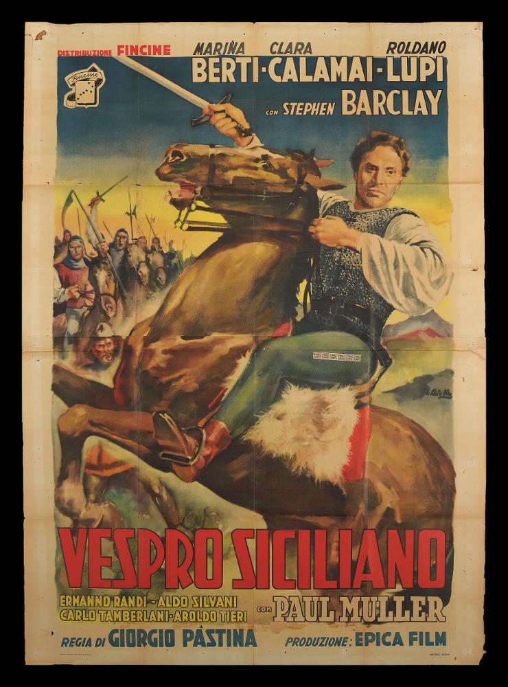 L'immagine riproduce uno dei manifesti conservati presso la Mediateca Regionale Pugliese (vedi Note). Si tratta di una delle versioni grafiche del manifesto del film in bianco e nero “Vespro siciliano”, del 1949 per la regia di Giorgio Pàstina. L’illustratore del manifesto è Averardo Ciriello, come si evince dalla firma sulla destra. Emerge il suo tipico tratto pittorico, caratterizzato da un uso del colore in funzione simbolica e fortemente emotiva, con un’attenzione, quasi maniacale, per il dettaglio e le sfumature. Lo spazio compositivo è occupato in prevalenza, dall’imponente figura di Giovanni da Procida a cavallo. Medico della Scuola Salernitana, protagonista, dopo la caduta della dinastia sveva, dei Vespri Siciliani qui è immortalato con gli abiti da cavaliere e ...