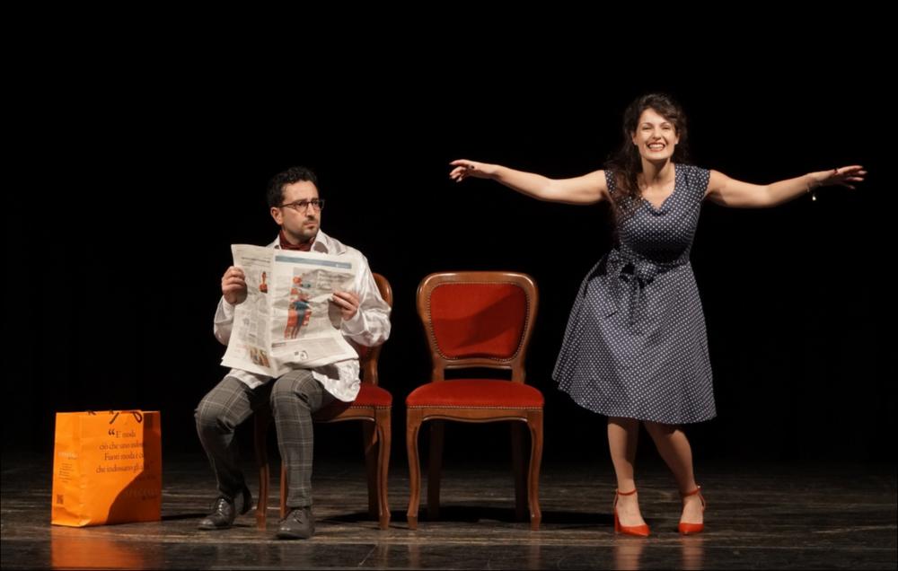 Nella foto una spassosa scena tratta dallo spettacolo “L’occasione”, interpretata dagli attori Altea Chionna e Mario Lasorella, realizzato nell’ambito del progetto «Achille Campanile, il teatro e l’umorismo” presso l’Auditorium Vallisa di Bari nel mese di novembre 2020.
Il teatro di Achille Campanile si ricorda per il suo sarcasmo elegante e per il suo umorismo anticonvenzionale. Campanile è stato un protagonista di quasi tutto il Novecento culturale, teatrale, giornalistico e cinematografico italiano, grazie all’originale freschezza e comicità della sua arte. Nella sua rappresentazione del ridicolo, riferito a persone e a cose, e delle situazioni più assurde si riconosceva il grande talento, dal quale nascevano opere vivaci, ironiche e divertenti. Col suo genio straord...
