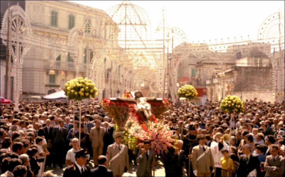 <div class="ql-editor"><div>La processione attraversa la piazza principale di Rutigliano con la venerata statua del <strong>Santissimo Crocifisso</strong>, portata solennemente tra la folla dei fedeli. Il simulacro del Cristo crocifisso, centro della devozione cittadina, avanza tra luminarie e partecipazione popolare, in uno dei momenti più intensi della tradizionale <strong>“Festa Grande”</strong> di settembre. </div><div><br></div><div>La <strong>Festa del Santissimo Crocifisso</strong> di Rutigliano, conosciuta come <strong>“Festa Grande”</strong>, è una delle celebrazioni religiose più importanti della Puglia. La sua origine risale al <strong>1876</strong>, quando la tradizione locale ricorda un evento ritenuto miracoloso: dopo...