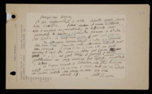 Nella cartolina, Benedetto Croce comunica a Laterza di avergli restituito le bozze per la copertina del proprio volume di filosofia della pratica, restando in attesa di un'altra prova e concordando in merito ad alcune modifiche. Gli annuncia poi che il resto del volume è quasi pronto, pregandolo di fare in modo che i librai lo ricevano in concomitanza con un annuncio pubblicitario. Infine risponde ad una domanda di Laterza in merito ad un articolo di Giovanni Papini.