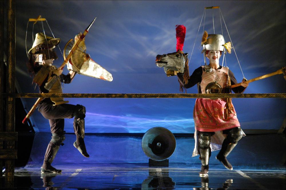 La fotografia in oggetto, ad opera di Elisa Manta, immortala un momento dello spettacolo “Paladini di Francia”, messo in scena dai Cantieri Teatrali Koreja di Lecce per la stagione 2015-2016 dedicata al Teatro Ragazzi. Giochi di bambini, marionette e pupi prendono vita per inscenare uno spettacolo colto e coinvolgente, ricco di citazioni e pure fluente: lo spettacolo di Francesco Niccolini, regia di Enzo Toma, è avvincente sapendo divertire, aprendo intanto spazi di commozione e delicata poesia nell'amata cornice di "Cosa sono le nuvole?" di Pier Paolo Pasolini, fonte d'ispirazione anche per la definizione dei personaggi, attori/pupi che ruotano intorno al loro Imperatore Carlo Magno. È in fondo la storia comica e tragica dei paladini di Carlo Magno, dall'arrivo a corte...