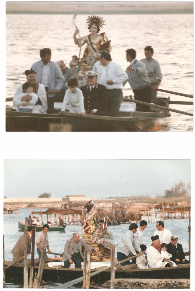 In queste foto storiche la statua di San Primiano Martire è condotta sul Lago di Lesina per la tradizionale processione e la benedizione del lago.
La festa patronale di San Primiano Martire è una celebrazione religiosa e popolare che si svolge ogni anno a Lesina (FG), dal 14 al 16 maggio. Al centro vi è il culto del santo, le cui reliquie giunsero a Lesina nel IX secolo da Larino, luogo del suo martirio nel 303 d.C.
Le celebrazioni comprendono la traslazione del simulacro alla Chiesa Madre, solenni funzioni liturgiche, la processione per le vie cittadine e la suggestiva processione sul Lago di Lesina, con la benedizione delle acque e dei pescatori.
Il culto si radicò a Lesina nel IX secolo, quando i monaci benedettini portarono qui le reliquie per salvarle dalle incursi...