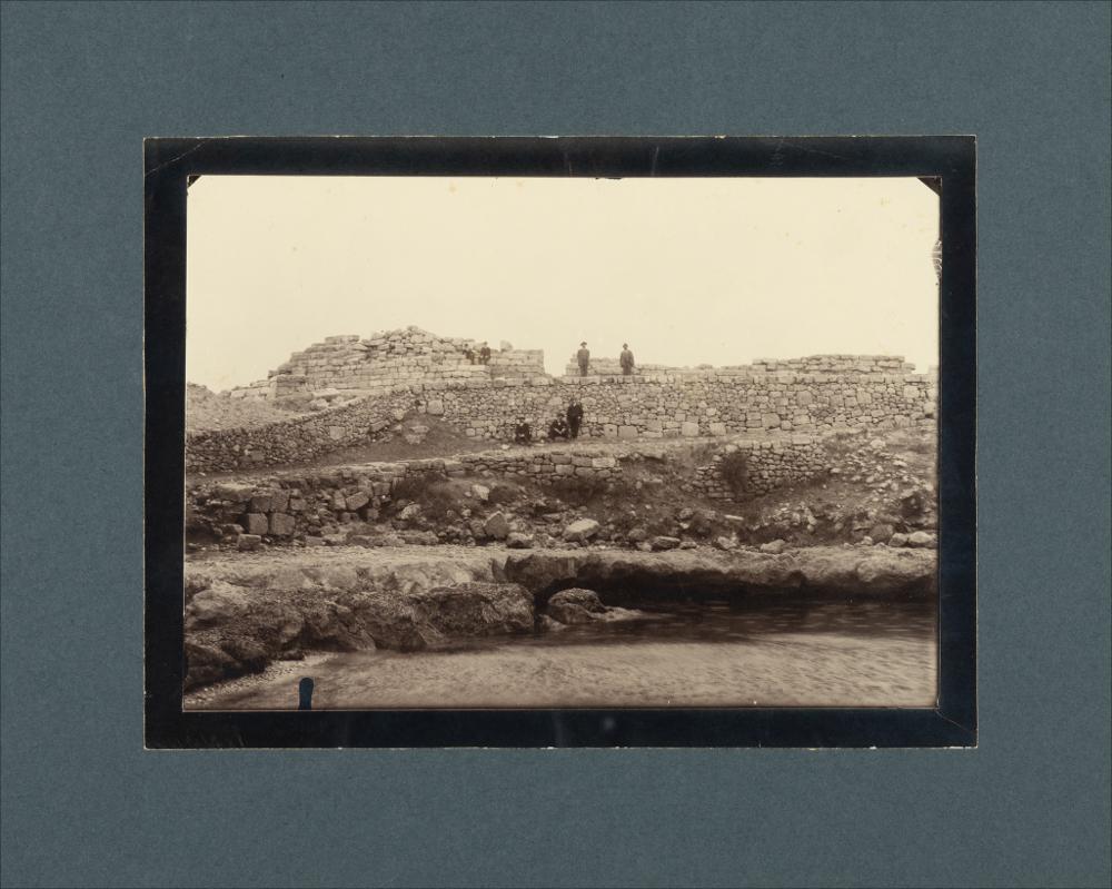 <div class="ql-editor"><div><span>L'Acropoli di Egnazia (I secolo a.C.) in una foto storica databile XIX-XX secolo.</span></div><div><span class="ql-cursor">﻿</span>La raccolta fotografica di Giuseppe Ceci (1863-1938), studioso delle arti figurative dell’Italia meridionale e tra i promotori delle Società di Storia Patria di Napoli e della Puglia, si inserisce nel vivace clima culturale dell’Italia postunitaria, caratterizzato dal progressivo consolidarsi di una «coscienza nazionale» alimentata anche dal confronto e dal dialogo con le realtà storiche e culturali locali.</div><div>Oggi la Biblioteca Comunale di Andria conserva oltre settecento fotografie dedicate alla Puglia medievale, a Napoli e al patrimonio storico-artistico dell&...
