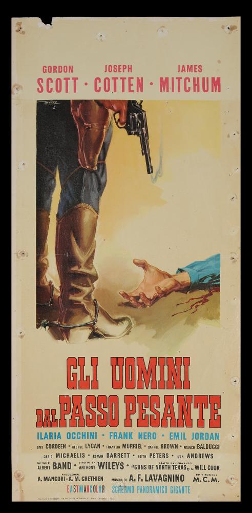 L'immagine riproduce uno dei manifesti conservati presso la Mediateca Regionale Pugliese (vedi Note). Si tratta di una delle versioni della locandina del film western "Gli uomini dal passo pesante", a firma di Deseta (Enrico De Seta), disegnatore e pittore italiano, noto come fumettista per giornali satirico-umoristici e periodici per ragazzi e soprattutto per la sua produzione di illustrazioni cinematografiche. La composizione è caratterizzata per un primissimo piano ricco di pathos, dal quale si intuisce il genere western del film: si notano infatti i dettagli degli stivali modello texano, la foderina sul fianco dell'uomo e la pistola fumante che ha appena lanciato il suo colpo. Artista poliedrico, iniziò la sua attività di pittore per il cinema sin dal 1937, fu grand...