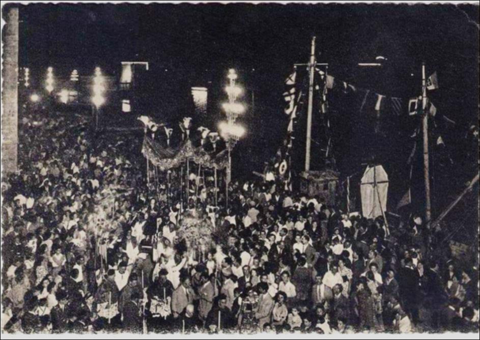 <div class="ql-editor"><div>La foto storica digitalizzata, databile al 1940, immortala il momento solenne dello sbarco al porto di Trani dell’effigie del Santo Patrono Nicola Pellegrino.</div><div>I festeggiamenti in onore di San Nicola il Pellegrino, Patrono di Trani, morto in città nel 1094, costituiscono uno degli appuntamenti più importanti della tradizione religiosa e civile tranese.</div><div>La festa patronale si svolge ogni anno nei giorni di sabato, domenica e lunedì della prima settimana di agosto ed è articolata in tre momenti principali.</div><div>Il sabato sera l’effigie lignea del Santo, custodita presso il Santuario di Santa Maria di Colonna, viene trasportata via mare fino al porto di Trani su un’imbarcazione addobba...