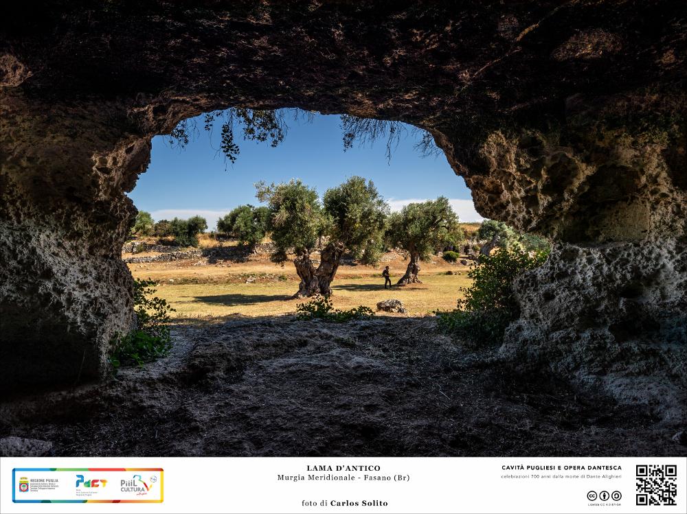 Nascosto fra le campagne di ulivi, si sviluppa all’interno di un piccolo canale o “lama”, sui cui fianchi rocciosi si aprono le diverse grotte scavate dall’uomo , dove il tempo sembra quasi essersi fermato mostrando bagliori della vita quotidiana nel Medioevo: abitazioni, grotte, stalle, organizzati intorno al fulcro del villaggio: la chiesa rupestre. Il villaggio medievale di Lama d’Antico è il più imponente e suggestivo insediamento rupestre dell’area.
L’immagine digitale fa parte della raccolta di fotografie prodotte da Carlos Solito per il Progetto digitale “Sillabario sotterraneo – Viaggio dantesco nelle Grotte di Puglia” – realizzato nell’ambito della LEGGE REGIONALE 30 dicembre 2020 - art. 39 “Cavità pugliesi e opera dantesca - Celebrazioni 700 anni dalla morte d...