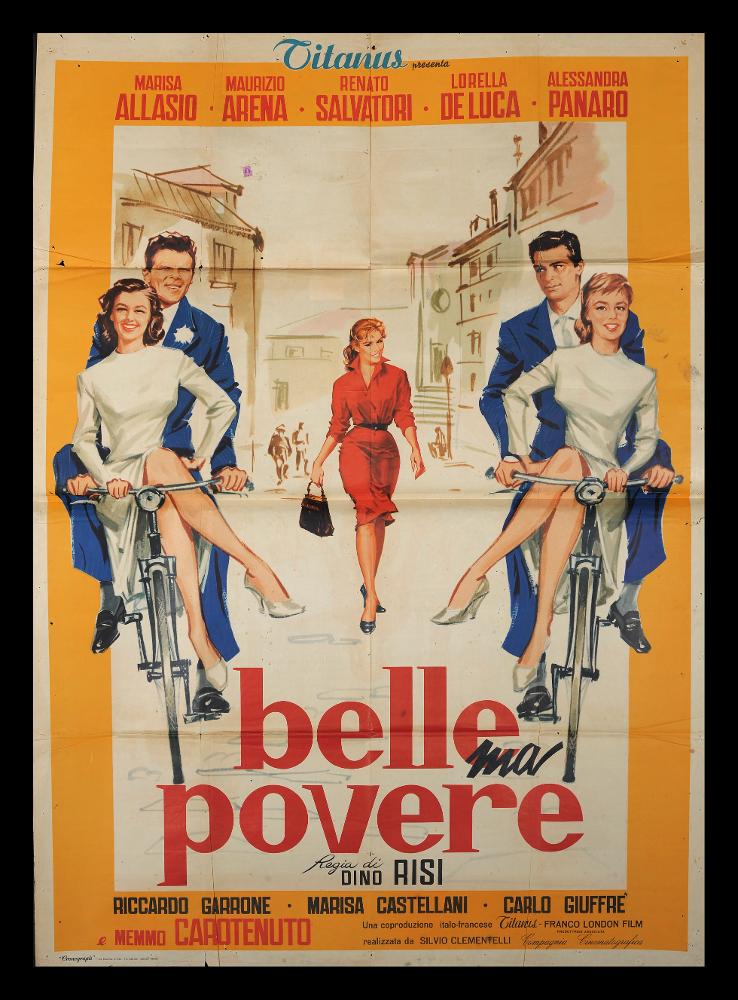 L'immagine riproduce uno dei manifesti conservati presso la Mediateca Regionale Pugliese (vedi Note). Si tratta di uno dei manifesti del film “Belle ma povere” del 1957 per la regia di Dino Risi, seguito di “Poveri ma belli” dello stesso anno e, sempre con gli stessi interpreti, la trilogia sarà completata l'anno successivo da “Poveri milionari”. Questo manifesto presenta una composizione grafica semplice e piacevole da osservare, dal carattere frizzante e leggero, sia per i personaggi ritratti sorridenti e spensierati, sia per i colori usati. In una cornice gialla tendente all’arancio, in maniera simmetrica vengono disposte le figure principali della storia: su una bicicletta le coppie di giovani sposi pedalano per la strade di una Roma tratteggiata a matita dietro di ...