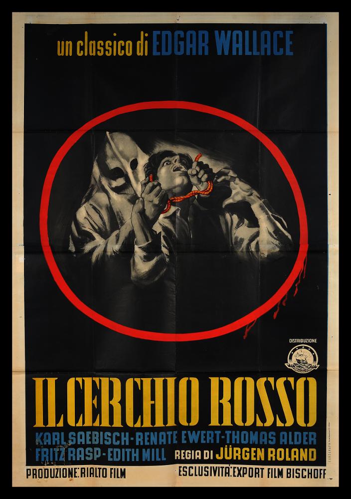 L'immagine riproduce uno dei manifesti conservati presso la Mediateca Regionale Pugliese (vedi Note). Si tratta della versione grafica realizzata per il manifesto del film "Il cerchio rosso", coproduzione danese tedesca del 1960.Anche se senza firma, il manifesto presenta una bella composizione, comunicativa e di stampo "pubblicitario". Notevole l'idea di incorniciare la scena principale, dipinta in bianco e nero, in una cornice tonda rosso sangue, elementi che emergono da un fondo completamente nero. La drammaticità, la paura di questo film thriller vengono così ben espresse dall'artista e dalla scelta della rappresentazione, esaltata dai giochi di chiaroscuro molto evidenti e dal chiaro titolo in giallo....