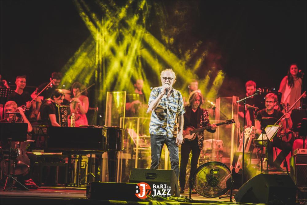 "Bari in Jazz" è un Festival Metropolitano con cadenza annuale, organizzato da Abusuan in Puglia, presenta concerti con ospiti nazionali ed internazionali. L’edizione 2018 del Festival Metropolitano "Bari in Jazz", la quattordicesima, è stata interamente dedicata alle figure femminili nella musica e nel jazz, nel canto, nella composizione e nell’arrangiamento, nell’uso dei vari strumenti e stili musicali. Come ogni anno il Festival Metropolitano Bari in Jazz, luogo d’incontro della musica jazz con altri generi musicali, offre una vetrina d’eccellenza alle grandi artiste e a quelle emergenti, promuovendo anche nuove creazioni. La fotografia mostra il cantante al centro della scena, circondato dall'orchestra. La scenografia è realizzata interamente dall'illuminotecnica, c...