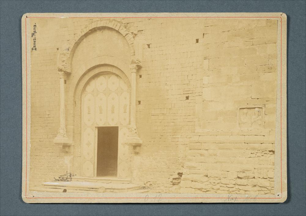 <div class="ql-editor"><div>Documentazione fotografica di un Portale (Venosa), XIII sec. Stampa di Fotografia Danesi, Roma.</div><div><br></div><div>La raccolta fotografica di Giuseppe Ceci (1863-1938), studioso delle arti figurative dell’Italia meridionale e tra i promotori delle Società di Storia Patria di Napoli e della Puglia, si inserisce nel vivace clima culturale dell’Italia postunitaria, caratterizzato dal progressivo consolidarsi di una «coscienza nazionale» alimentata anche dal confronto e dal dialogo con le realtà storiche e culturali locali.</div><div>Oggi la Biblioteca Comunale di Andria conserva oltre settecento fotografie dedicate alla Puglia medievale, a Napoli e al patrimonio storico-artistico dell’Italia meridional...