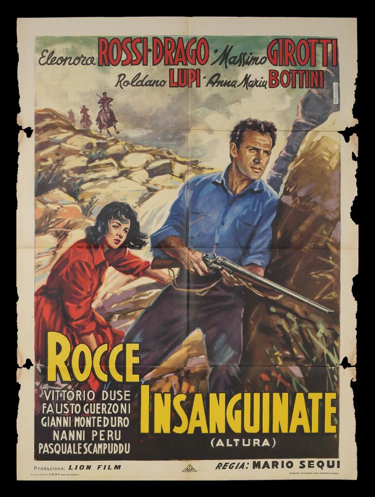 L'immagine riproduce uno dei manifesti conservati presso la Mediateca Regionale Pugliese (vedi Note). Si tratta di uno dei manifesti del film “Rocce insanguinate” per la regia di Mario Sequi. La composizione grafica è a firma di De Amicis (Aldo De Amicis) come si evince dalla firma in alto a destra. Illustratore romano, ha iniziato la sua carriera come vignettista del periodico a fumetti “Il Vittorioso”, opportunità che gli permise una maturazione stilistica tale da renderlo più sicuro e pronto per il mondo della cartellonistica. La composizione colpisce per la ricchezza nei dettagli dei momenti narrati e l’uso sapiente dello sfumato e delle pennellate larghe. I colori utilizzati sono molto caldi e danno un senso di serenità allo spettatore sebbene la scena immortalata ...