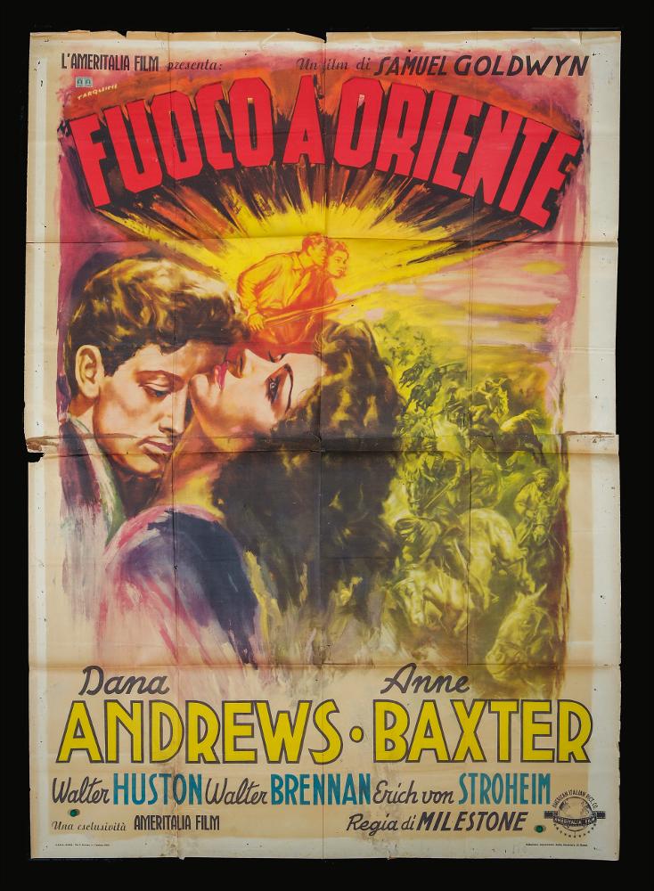 L'immagine riproduce uno dei manifesti conservati presso la Mediateca Regionale Pugliese (vedi Note). Si tratta di una delle versioni grafiche del manifesto del film “Fuoco a Oriente” del 1943 per la regia di Lewis Milestone. La firma appartiene all’illustratore Tarquini (Tarquini Paolo), "Pittore non Pittore" come lui stesso si definì, artista che condivise la sua arte con il padre Sabatino ed i fratelli Luigi e Glauco. Il manifesto, caratterizzato dall’uso di colori molto accesi e pennellate “frenetiche” presenta in primo piano un intenso momento fra i due protagonisti, immortalati quasi avessero un corpo evanescente, costituito solo da sfumature. Alle spalle un non definito gruppo di combattenti a cavallo resi come una massa unica, in monocromo grigio/verde. Particol...