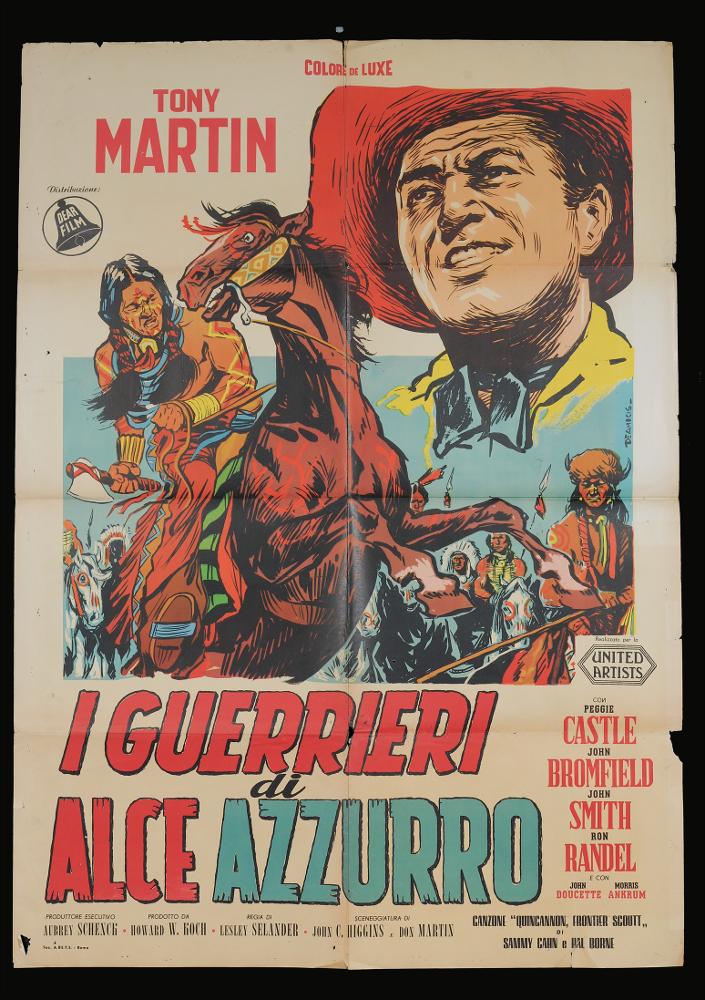 L'immagine riproduce uno dei manifesti conservati presso la Mediateca Regionale Pugliese (vedi Note). Si tratta di una delle versioni grafiche per il manifesto del film "I guerrieri di Alce Azzurro" del 1956 per la regia di Lesley Selander. La composizione grafica è a firma di De Amicis (Aldo De Amicis) come si evince dalla firma sul lato destro. Illustratore romano, ha iniziato la sua carriera come vignettista del periodico a fumetti “Il Vittorioso”, opportunità che gli permise una maturazione stilistica tale da renderlo più sicuro e pronto per il mondo della cartellonistica. La composizione colpisce proprio per l’illustrazione che ricorda il mondo dei fumetti e riporta subito alla mente dello spettatore le figure e gli scenari del più noto Tex. De Amicis utilizza con ...