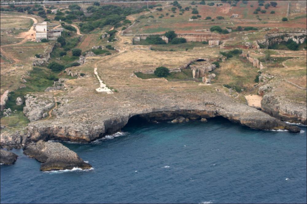 Il comune di Polignano a Mare, rientra nell'ambito paesaggistico della Murgia dei Trulli, si presenta come un esteso altopiano calcareo compreso fra la Terra di Bari, l'Arco Jonico tarantino, il Salento e il Mare Adriatico. Il comprensorio costiero dell'ambito in cui ricade Polignano, presenta una fascia costiera profonda, prevalentemente pianeggiante, con una consistenza rocciosa di natura calcarea. Il litorale è abbastanza lineare e presenta delle articolazioni in presenza di processi erosivi localizzati, ad opera del carsismo e dell'azione del mare, che restituiscono un effetto di fine merlatura. Le cavità carsiche epigee e ipogee, nonché la fitta rete di lame il cui passo frequente scandisce in modo percepibile e trasversale lo stretto tratto costiero, caratterizza ...