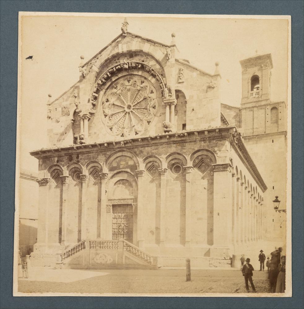 <div class="ql-editor"><div>Ritaglio da fotografia di Romualdo Moscioni del prospetto della Cattedrale di Troia (XII secolo).</div><div>L'immagine digitale fa parte della raccolta fotografica di Giuseppe Ceci (1863-1938), studioso delle arti figurative dell’Italia meridionale e tra i promotori delle Società di Storia Patria di Napoli e della Puglia. Tale raccolta si inserisce nel vivace clima culturale dell’Italia postunitaria, caratterizzato dal progressivo consolidarsi di una «coscienza nazionale» alimentata anche dal confronto e dal dialogo con le realtà storiche e culturali locali.</div><div>Oggi la Biblioteca Comunale di Andria conserva oltre settecento fotografie dedicate alla Puglia medievale, a Napoli e al patrimonio storico-artis...