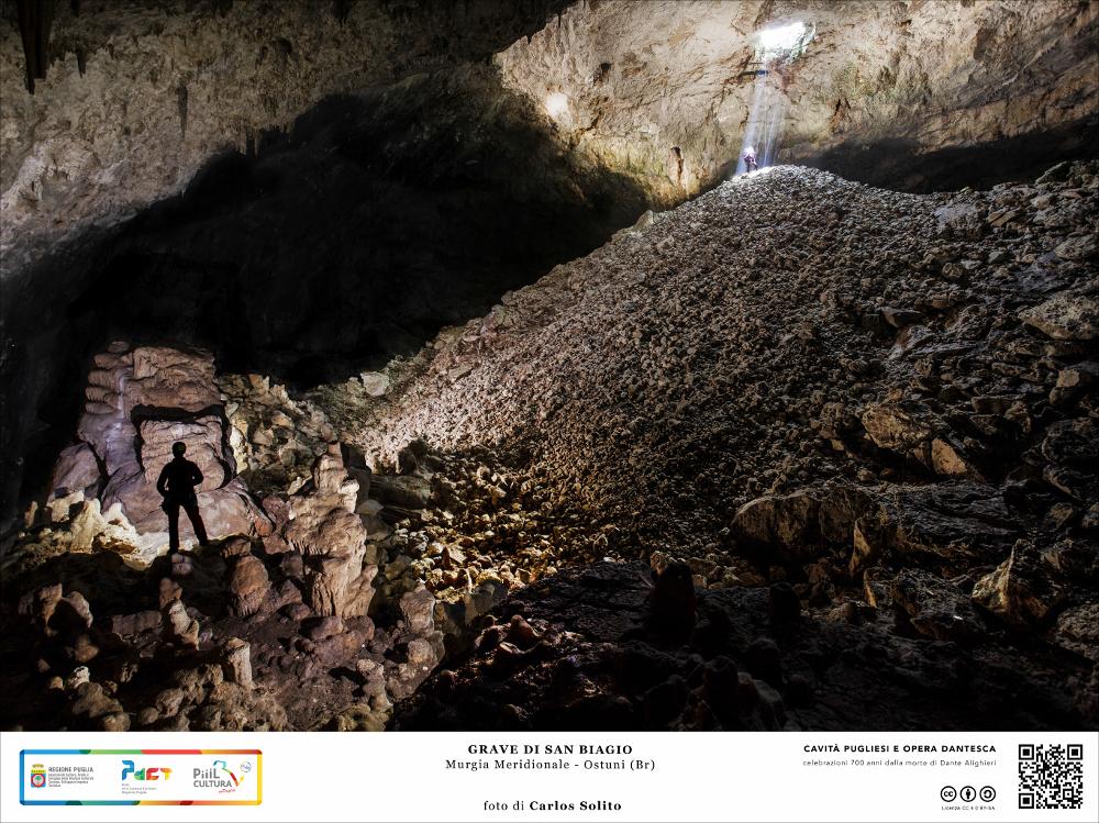 Lo scatto ha immortalato una lama di luce naturale che penetra da una vasta apertura del soffitto calcareo, creando un’atmosfera alquanto suggestiva con i giochi d’ombra delle stalattiti e delle stalagmiti che rivestono le pareti, mettendo in evidenza le reali dimensioni della immensa aula, ricoperta da grandi massi di crollo che invadono il pavimento.
La Grave di San Biagio a Ostuni (BR) è tra le più vaste caverne della Puglia e d’Italia. La grave Pizzocucco, altrimenti nota come "Grotta di San Biagio" è una spelonca che si allarga nel territorio di Ostuni, a poca distanza dal Santuario di San Biagio.
L’immagine digitale fa parte della raccolta di fotografie prodotte da Carlos Solito per il Progetto digitale “Sillabario sotterraneo – Viaggio dantesco nelle Grotte di Pu...