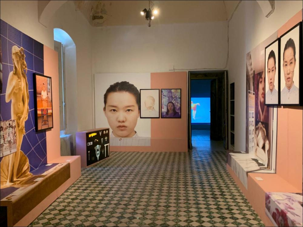 In Palazzo Palmieri alcune stanze si trasformano in sale d’aspetto per la ricerca della bellezza utopica. Yufan Lu si concentra sulla rappresentazione visiva della vita quotidiana. Quello che realizza è un reportage dell'importanza dell’immagine nella società moderna, dove le differenze sono dei difetti da correggere con interventi chirurgici, attraverso tagli e bende. Lo scatto presenta un'altra prospettiva della sala espositiva di Yufan Lu dove domina il colore pastello, che simboleggia l’innocenza e la ricerca di una identità che trova rifugio nell'omologazione diffusa dalla nuova società dell’immagine....