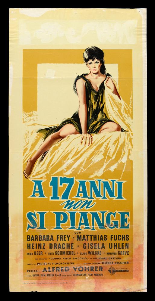 “A 17 anni non si piange” (titolo originale “Mit 17 weint man nicht”) è un film tedesco del 1960 diretto da Alfred Vohrer. La sceneggiatura è scritta da Janne Furch, Heinz Gärtner, Joachim Wedekind. Nel cast ricordiamo Barbara Frey, Matthias Fuchs, Heinz Drache e Gisela Uhlen.
La locandina cinematografica è firmata Symeoni. Nato a Ferrara nel 1928, Sandro Symeoni è considerato uno dei pittori di cinema più prolifici. Il suo stile si distingue per una grande pittoricità e un gusto originale basato sulla bellezza formale. Il suo linguaggio figurativo si è evoluto nel tempo. Fino agli inizi degli anni Sessanta le sue figure sono scolpite, volumetriche e senza ombre. Caratteristici i suoi personaggi a figura intera, figure femminili accattivanti o misteriosi individui che d...