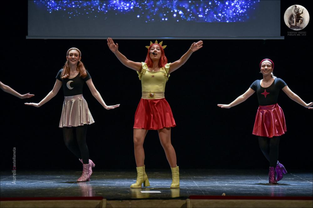 <div>Lo scatto è tratto dallo spettacolo intitolato "La Fatina del Sole" di Lucilla, star di YouTube, andato in scena il 1° giugno 2024 presso il Cinema Teatro Orfeo di Taranto, nell’ambito della stagione 2023/2024 “Taranto, i più grandi passano da qui” .</div><div>L'evento teatrale, rivolto ai bambini, è un musical che ripercorre le più popolari canzoni e coreografie dell’artista. Sul palco insieme a lei quattro performer che la assistono in balli e piccole gag.</div>