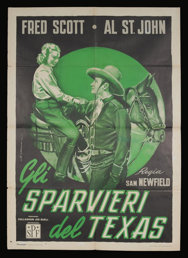 L'immagine riproduce uno dei manifesti conservati presso la Mediateca Regionale Pugliese (vedi Note). Si tratta di una delle versioni grafiche per il manifesto del film in bianco e nero "Gli sparvieri del Texas” del 1938 per la regia di Sam Newfield. La firma che leggiamo sul lato a sinistra appartiene all’illustratore Spagnoli A. (probabilmente Angelo) che compone in maniera molto semplice la grafica di questo manifesto utilizzando solo due colori, il nero per lo sfondo e un verde petrolio per rappresentare l’unica scena centrale, probabilmente tratta da una delle fotografie del film. Anche il titolo riprende i toni del verde alternato al bianco....