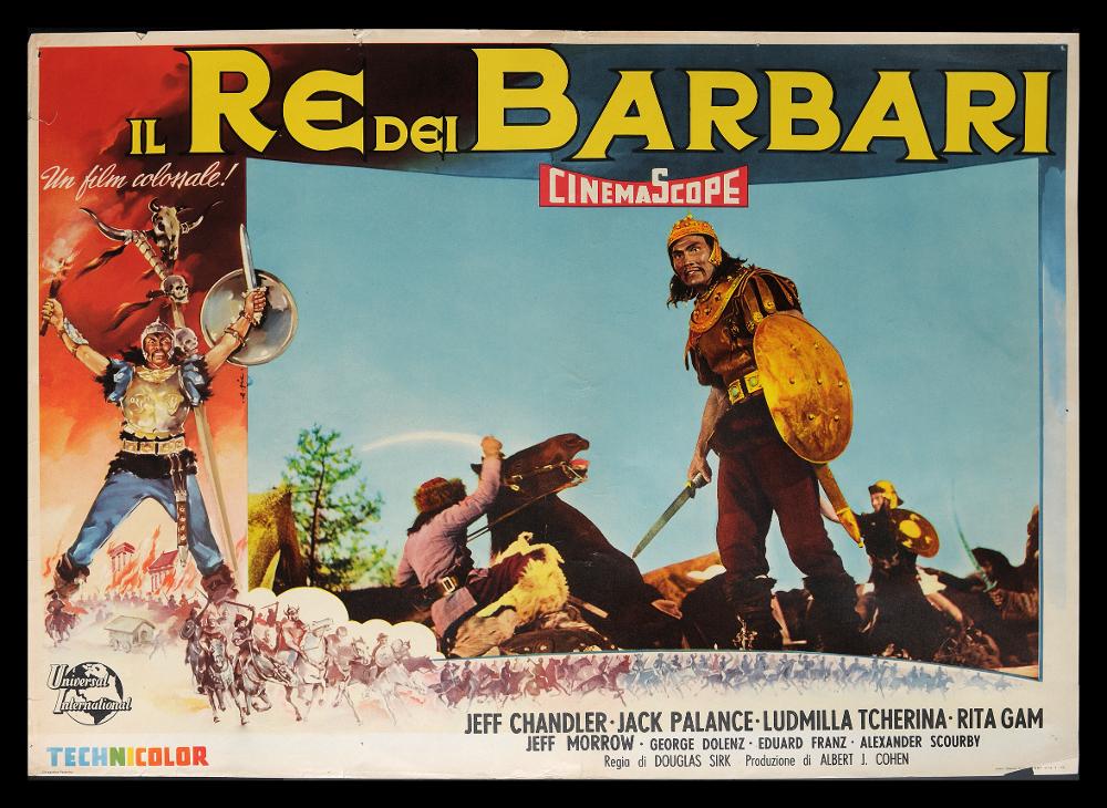 L'immagine riproduce uno dei manifesti conservati presso la Mediateca Regionale Pugliese (vedi Note). Si tratta di una delle serie realizzata per la fotobusta del film "Il Re dei Barbari", a firma dell’illustratore E.pic., come si può leggere al lato dell'illustrazione a sinistra. Incorniciata dal titolo dominante, la composizione mostra una delle scene di combattimento del film, tratta probabilmente da fotografie di scena, enfatizzata dal ritocco con colori accesi, come in voga all'epoca. A sinistra, sotto il claim "Un film colossale!", l'illustrazione pittorica riproduce il guerriero unno in fase di attacco. Sotto di lui, una bellissima riproposizione dell'esercito unno a cavallo, che gradatamente sfuma da sinistra verso destra in tonalità di colore dal violaceo all'i...
