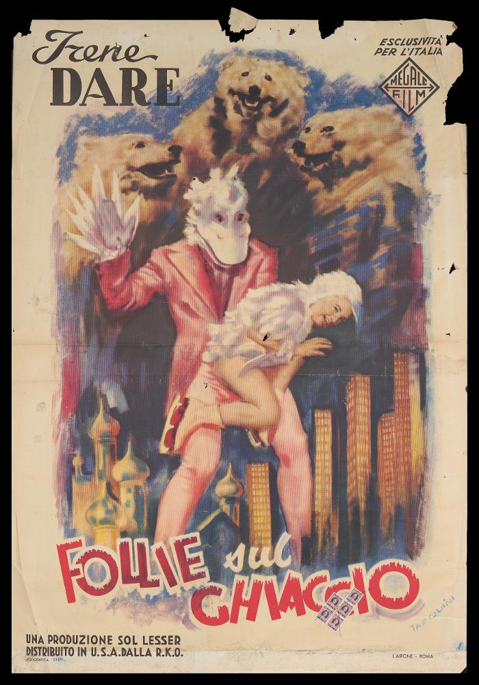 L'immagine riproduce uno dei manifesti conservati presso la Mediateca Regionale Pugliese (vedi Note). Si tratta di una delle versioni grafiche della locandina del film del 1939 "Follie sul ghiaccio", a firma di Tarquini (Tarquini Paolo). "Pittore non Pittore" come lui stesso si definì, fu un artista che condivise la sua arte con il padre Sabatino ed i fratelli Luigi e Glauco. Per il suo stile inconfondibile e identitario, Tarquini predilisse l'utilizzo di una pittura sfumata e policroma, tipica degli anni Trenta, dando risalto maggiormente ai colori pastello. La composizione grafica studiata per il film rende un'atmosfera molto onirica, quasi inquietante, che richiama insieme architetture di luoghi orientali e metropolitani, in un cielo cupo sovrastato da insoliti orsi ...
