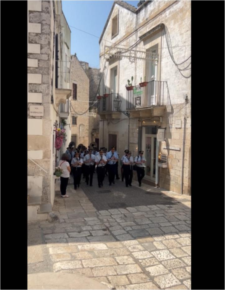 <div class="ql-editor"><div>Video dell’esecuzione, per le strade di Ceglie Messapica nel 2025 e in occasione della festa di Sant’Antonio, della marcia militare per banda <em>Alte Kameraden</em> (<em>Vecchi camerati</em>), composta da Carl Teike nel 1889 e appartenente al repertorio internazionale delle marce per banda.</div><div><br></div><div>L’Associazione Musicale Culturale Giovani Musicisti di Ceglie Messapica è una banda musicale fondata nel 1994, composta da circa 40 musicisti e strutturata come un’orchestra. Svolge un’attività continuativa nel territorio di Ceglie Messapica e nei comuni limitrofi, partecipando a feste patronali, celebrazioni religiose, cerimonie civili, manifestazioni culturali ed eventi musicali. La banda ...