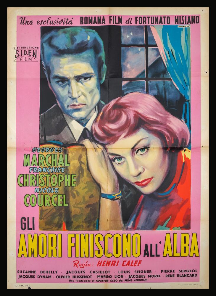 L'immagine riproduce uno dei manifesti conservati presso la Mediateca Regionale Pugliese (vedi Note). Si tratta di uno dei manifesti del film in bianco e nero “Gli amori finiscono all'alba” del 1953 per la regia di Henri Calef. La composizione grafica è a firma di De Amicis (Aldo De Amicis) come si evince dalla firma in alto a destra. Illustratore romano, ha iniziato la sua carriera come vignettista del periodico a fumetti “Il Vittorioso”, opportunità che gli permise una maturazione stilistica tale da renderlo più sicuro e pronto per il mondo della cartellonistica. Per questa composizione l'artista sceglie di occupare la quasi totalità dello spazio grafico con i due volti dei due protagonisti Georges Marchal in monocromo grigio sullo sfondo, Nicole Courcel in primo pian...