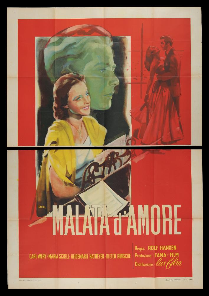L'immagine riproduce uno dei manifesti conservati presso la Mediateca Regionale Pugliese (vedi Note). Si tratta di una delle versioni grafiche del manifesto del film drammatico “Malata d'amore”, a firma di Ermo. Dell’illustratore non si hanno notizie, ma Ermo dimostra una sapiente abilità tecnica e pittorica. La composizione è molto moderna: le figure principali sono inserite in una cornice sottile che arricchisce tutto l'insieme, basata su un fondo di colore rosso intenso sul quale l'artista ritrae delicatamente una coppia mentre danza, come fosse un'ombra. Ermo usa pochi colori netti (il verde, il giallo e il rosso) e armoniosamente distribuiti per un risultato intenso. Il manifesto originale è conservato in due parti, come si evince dalla riproduzione digitale che ev...