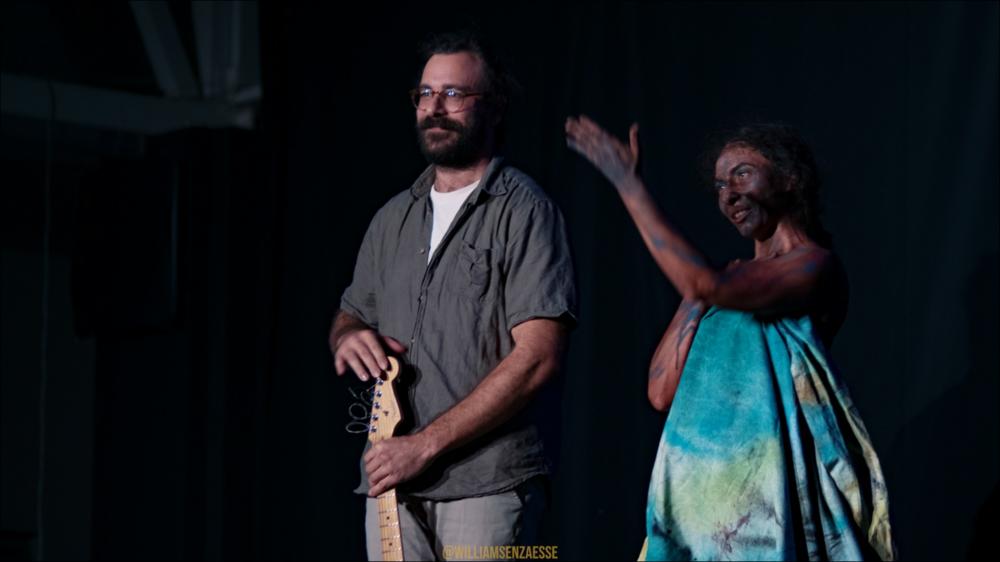 L’immagine propone una scena dello spettacolo "Ludus#Wangari" dedicato a Wangari Maathai, vincitrice di Premio Nobel per la Pace, biologa, ambientalista, attivista keniota e fondatrice del Green Belt Movement.
Lo spettacolo ha proposto una lettura scenica "Solo il vento mi piegherà", a cura di Nora Picetti, e ha portato in scena "Ludus#Wangari", una performance estemporanea di danza e musica dal vivo di e con Carmen De Sandi e Giuseppe Pascucci, una Coproduzione Malalingua ETS – Clorofilla APS in collaborazione con Arti Sinespazio 3.0.
Wangari Maathai racconta la sua vita di battaglie: l’infanzia in un villaggio, gli studi negli Stati Uniti dell’era Kennedy, il rientro in Africa all’indomani dell’indipendenza, i numerosi riconoscimenti internazionali e la fondazione del...