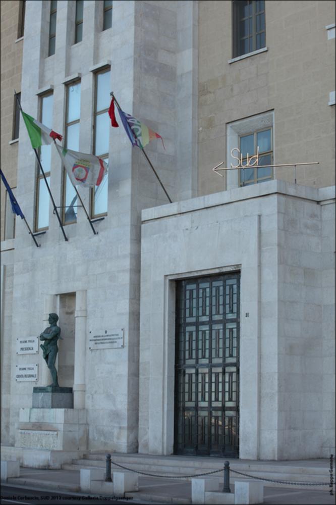 La fotografia in oggetto, scattata dal fotografo Beppe Gernone, immortala l'opera "Sud" dell'artista barese Daniela Corbascio, qui installata sul Palazzo della Regione Puglia, a Bari. Nella "scheda dettagliata", una recensione del giornalista e critico d'arte Pietro Marino....