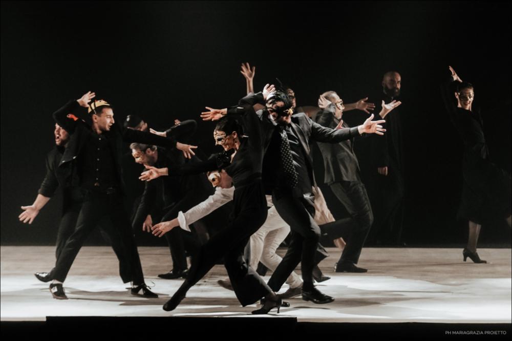 Gli scatti fotografici rappresentano scene tratte dallo spettacolo “Romeo e Giulietta”, una coproduzione internazionale della Compagnia La Luna nel Letto, insieme al Teatrul Excelsior di Bucarest e l'ERT Emilia-Romagna Teatro.
Le immagini sono state scattate durante il periodo di prove effettuate nel mese di luglio e agosto 2022 presso il Nuovo Teatro Comunale di Ruvo di Puglia, durante le prove a Bucarest presso il Teatro Excelsior dal 26 novembre all'8 dicembre 2022 e anche durante l’anteprima dello spettacolo nei giorni 9, 10, 11 dicembre 2022.
La produzione è stata diretta dal regista pugliese Michelangelo Campanale, in una versione multilingue (italiano, inglese e rumeno).
Sulla base della tragedia shakespeariana, Campanale progetta una straordinaria interpretazion...