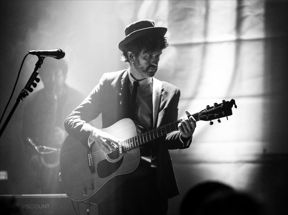 <div>Lo scatto immortala un momento del concerto del cantautore Dente pseudonimo di Giuseppe Peveri che, con il suono nuovo tour “L’amore non è bello”, ha inaugurato la prima parte della stagione invernale del Cinzella Festival “CINZELLA D’INVERNO 2024 (Prima Parte)” presso lo Spazioporto di Taranto, nella serata del 24 febbraio 2024. Dente è considerato da qualche anno il fenomeno del nuovo cantautorato italiano.</div>...