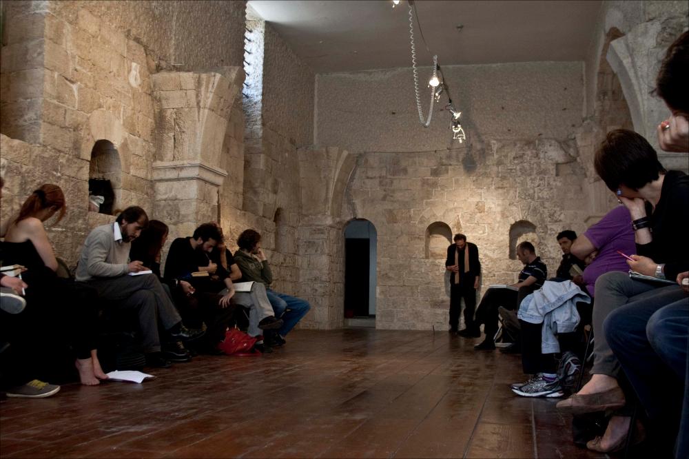 L'immagine digitale cattura uno dei momenti del workshop teatrale tenutosi a Bari dal 2 all'11 maggio 2011 con il regista lituano Eimuntas Nekrošius. L'iniziativa fu prodotta al fine di creare un momento importante di formazione per sviluppare una potenziale crescita professionale degli attori pugliesi con l'obiettivo di spendere le proprie competenze e capacità sul mercato non solo italiano ma anche europeo. Uno dei Maestri più importanti sulla scena del teatro mondiale, vincitore di diversi riconoscimenti e premi internazionali, ha così esaminato le capacità attoriali di 30 giovani talenti su testi scelti dalla "Divina Commedia" di Dante Alighieri e da "Il Maestro e Margherita" di Michail Bulgakov. L'iniziativa promossa dal Teatro Pubblico Pugliese rientra nei progett...