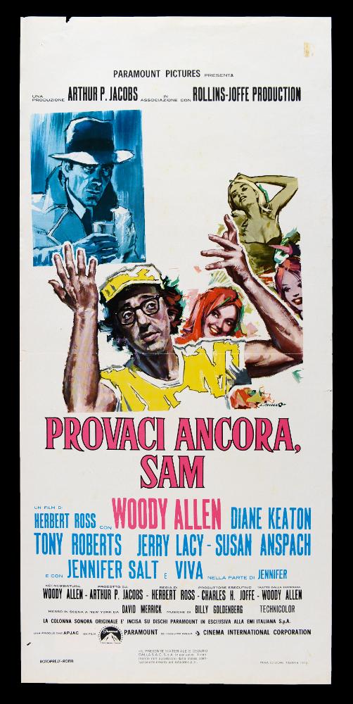 “Provaci ancora, Sam” (titolo originale “Play It Again, Sam”) è un film del 1972 diretto da Herbert Ross, tratto dall'omonima opera teatrale di Woody Allen. Nel cast ricordiamo Woody Allen, Diane Keaton, Tony Roberts, Jerry Lacy.
La locandina cinematografica è opera del celebre pittore di cinema Angelo Cesselon, considerato uno dei maestri più originali per il suo stile caratterizzato da composizioni innovative e da un cromatismo dinamico espresso a colpi di pennello e di spatola, influenzato anche dalla pittura dell’Ottocento. Nato a Venezia nel 1922, Cesselon unisce il linguaggio figurativo con l’astrattismo e la pop art. La composizione di questa locandina presenta uno stile molto moderno, l’atmosfera è divertente, caratterizzata da tocchi sfumati, contrastati giochi...