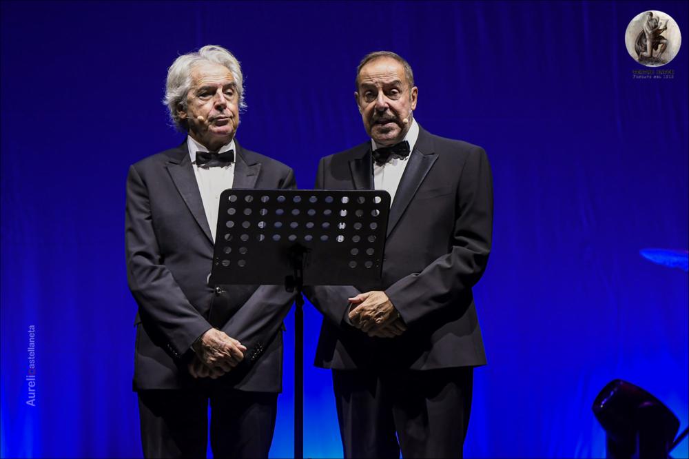 <div>Lo scatto immortala una scena tratta dallo spettacolo "Dove eravamo rimasti" con Massimo Lopez e Tullio Solenghi che hanno aperto la stagione 2024/2025 del Teatro Orfeo di Taranto il 15 novembre 2024. Tra sketch dilettevoli e numeri spassosi, la celebre coppia ha offerto il meglio di uno sterminato repertorio, con l’empatia spiritosa ed emozionale del loro inconfondibile stile comico che conquista tutti, dal primo all’ultimo minuto.</div><div>Lopez e Solenghi hanno scritto questo spettacolo con la collaborazione di Giorgio Cappozzo, in una produzione firmata da International Music and Arts. La formula è quella che li ha fatti diventare due degli artisti più amati in Italia, legata allo stile del varietà e impreziosita dalla musica...