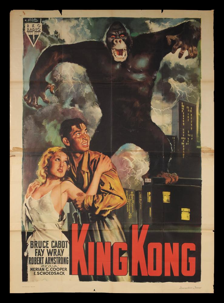 L'immagine riproduce uno dei manifesti conservati presso la Mediateca Regionale Pugliese (vedi Note). Si tratta di una delle versioni grafiche del manifesto del film “King Kong”, del 1961 per la regia di Merian C. Cooper e Ernest B. Schoedsack. L’illustratore del manifesto è Averardo Ciriello, come si evince dalla firma in alto a sinistra. Emerge il suo tipico tratto pittorico, caratterizzato da un uso del colore in funzione simbolica e fortemente emotiva, con un’attenzione, quasi maniacale, per il dettaglio e le sfumature. Lo spazio compositivo è occupato in prevalenza dall’imponente figura del gorilla in uno dei momenti più tragici del film. Sotto un cielo temporalesco, si vedano i dettagli dei fulmini e le nuvole sfumate ed avvolgenti, il grande animale si erge sui p...
